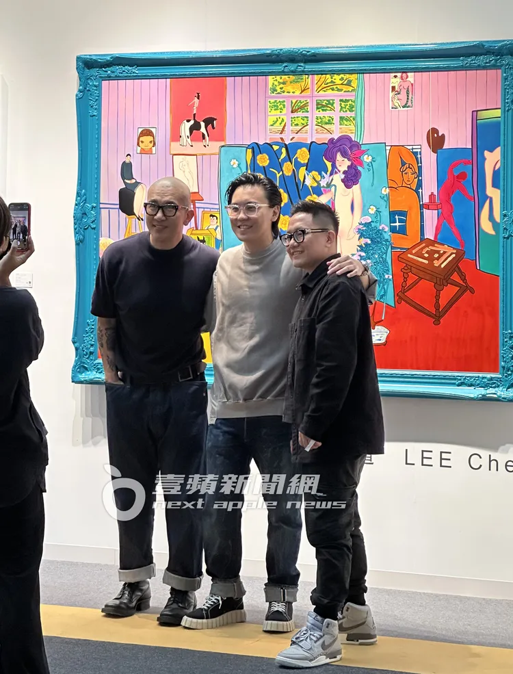 具俊曄（左）與友人們一同合影留念。特勤中心攝