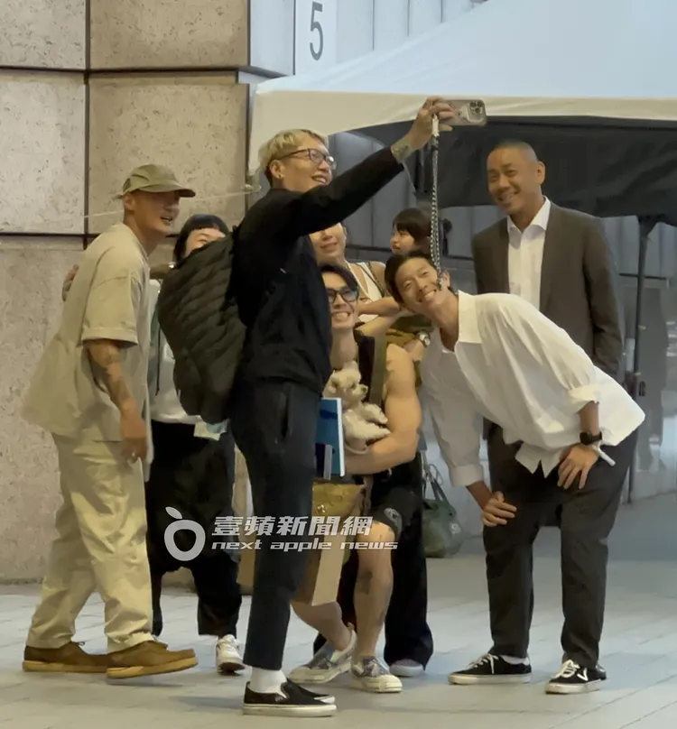 一行人笑得開心，吳建豪抱著愛犬在中間合照。特勤中心攝