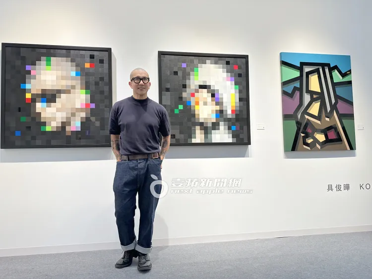 「國民姊夫」具俊曄在世貿一館展出自己的作品，中間是老婆大S，左邊則是自己。特勤中心攝