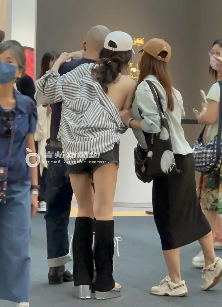 遇到熱情粉絲搭肩合照，具俊曄來者不拒。特勤中心攝