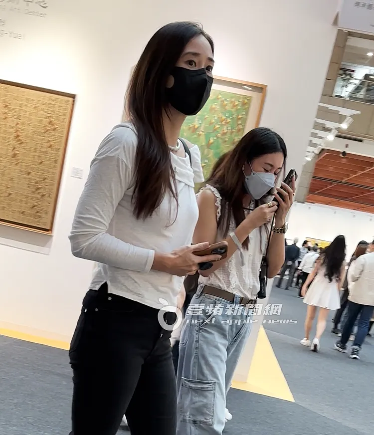 同一時間，李晶晶（左）與女友人也至現場參觀藝術展。特勤中心攝