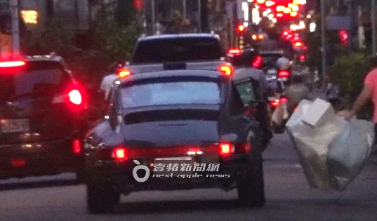 余文樂也駕著300萬的保時捷古董車返家。特勤中心攝