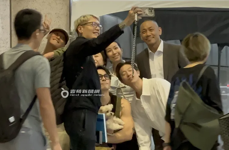 隨後一行人在世貿門口合照，由吳建豪姊夫Josh Lin掌鏡。特勤中心攝