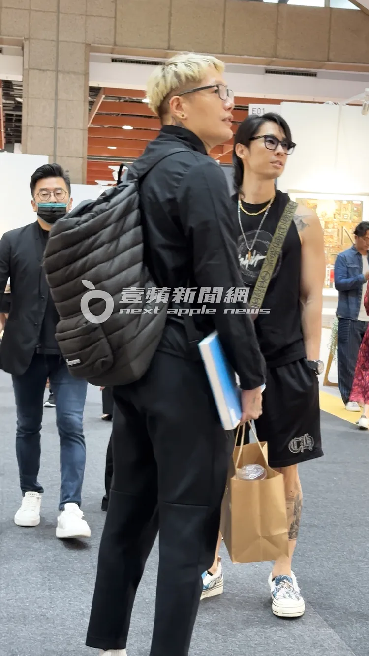 吳建豪（右）與知名刺青師姊夫Josh Lin一同觀展。特勤中心攝