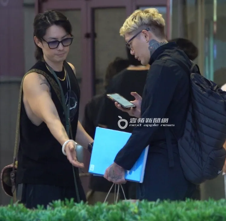 吳建豪幫忙姊夫拿著文件，毫無明星架式。特勤中心攝