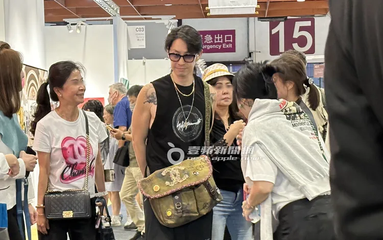 吳建豪（中）被粉絲認出要求合照。特勤中心攝