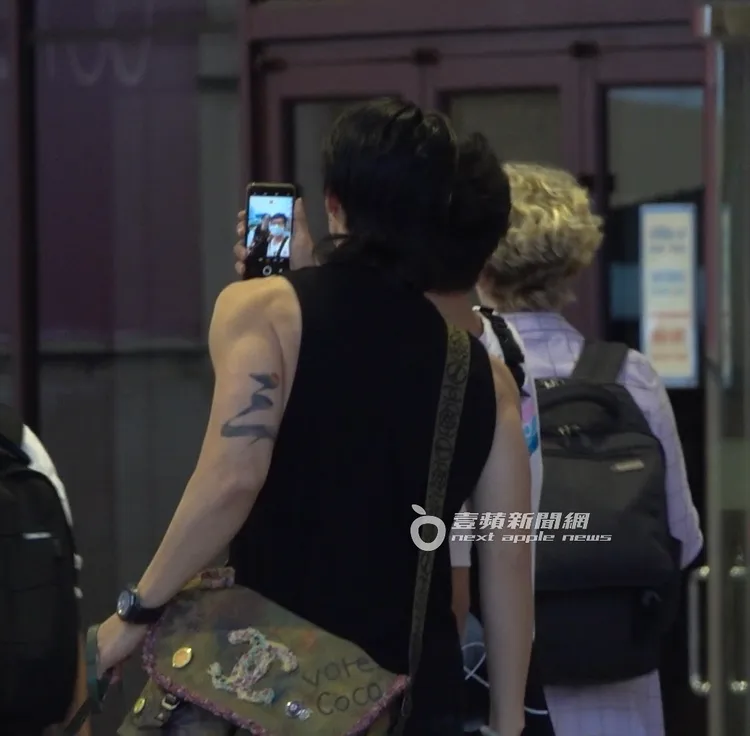 吳建豪（左）再度遇到認出他的粉絲，親切合照。特勤中心攝