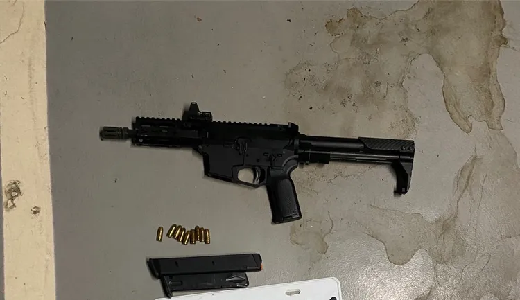 李嫌擁槍自重，警方查獲黑蜘蛛衝鋒槍。翻攝畫面