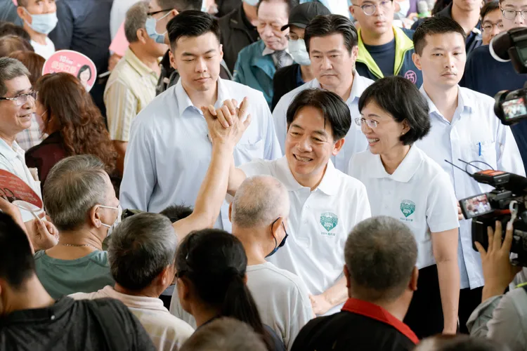 賴清德前往鶯歌永福宮參香，受到熱情民眾簇擁。賴清德競辦提供