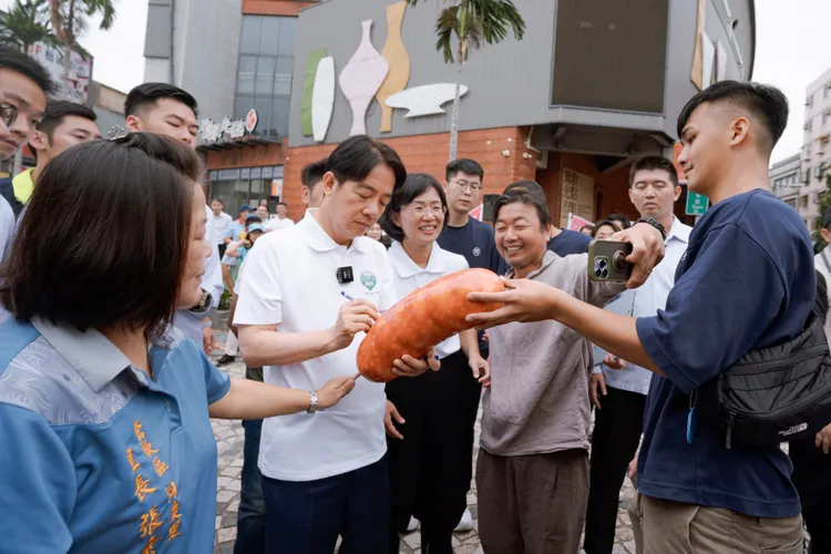 民眾遞上巨無霸飛魚卵香腸給賴清德簽名。賴清德競辦提供