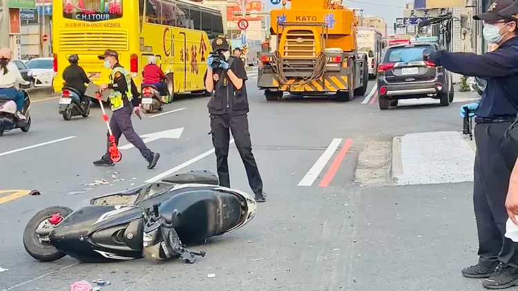 警方表示，二車併行，騎士疑挨撞摔車遭吊車右前輪輾過。讀者提供