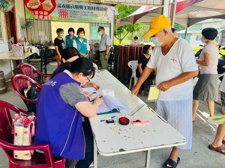 社會局籲請老人家備妥身分證、印章以領取現金。縣府提供