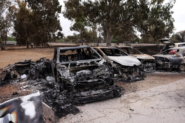 以色列一場音樂會遇襲，一旁停車場都是遭火箭攻擊後汽車殘骸。路透社