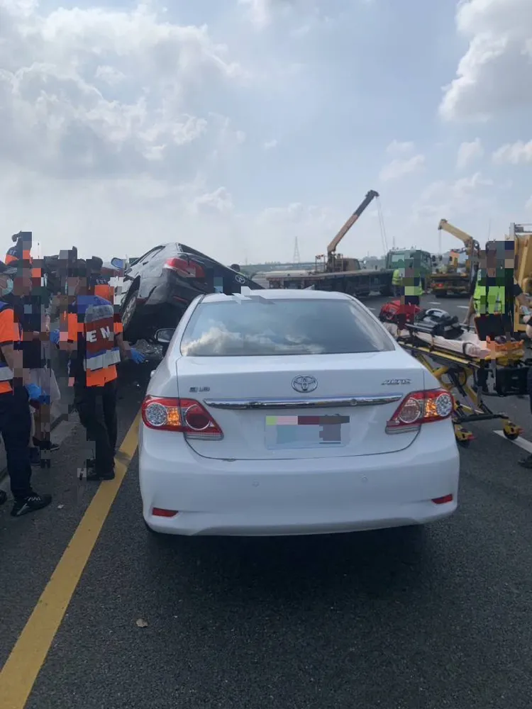 有2輛轎車遭到波及。警方提供