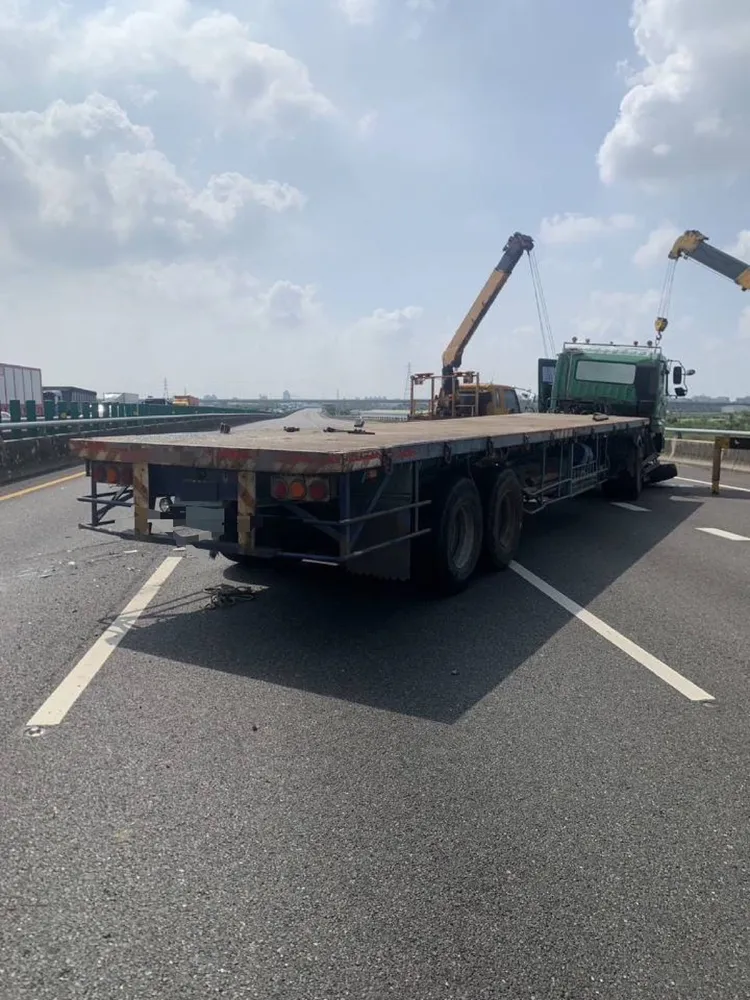 曳引車疑未注意前方路況，閃車肇事。警方提供