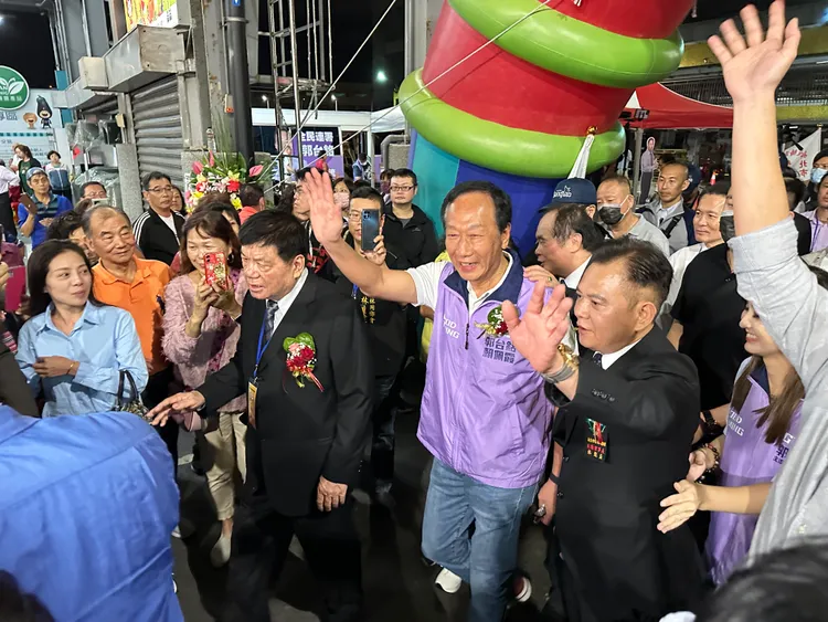 郭台銘在民眾簇擁下進場，現場掌聲不斷，猶如選舉主場。曾佳俊攝