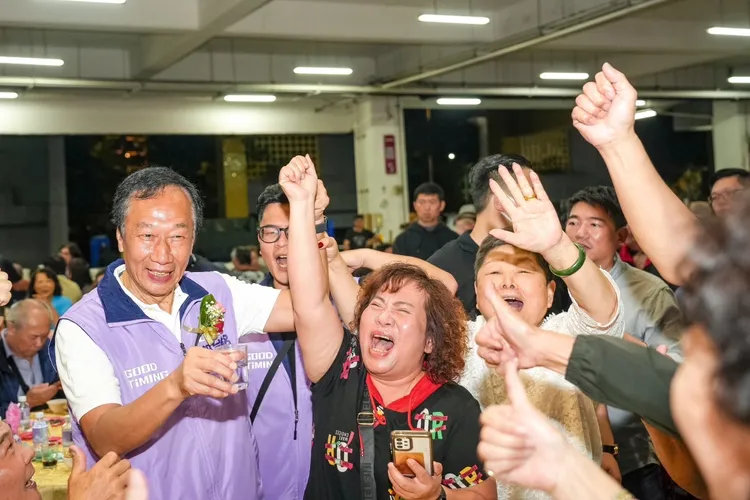 現場席開近300桌，郭台銘展現誠意逐桌敬酒，也讓人看到他的好體力。郭辦提供