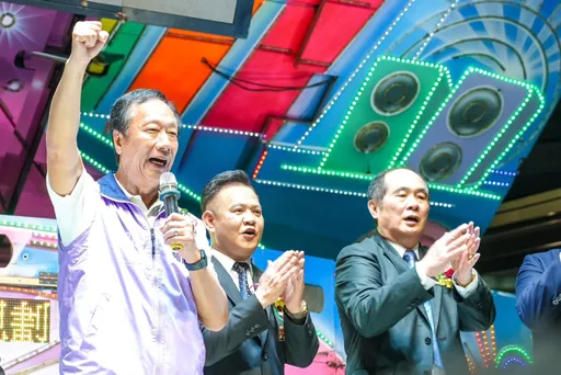 300桌逐桌敬與雲林同鄉搏感情　郭台銘喊：鬥陣走！什麼都不怕