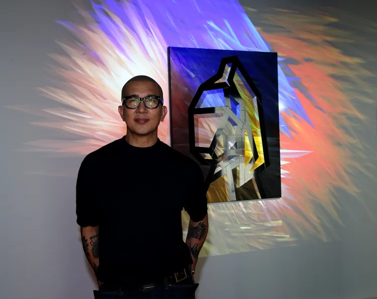 具俊曄身後是他跟陳普的影音作品《Girl with a Pearl Earring Video》。經紀人提供