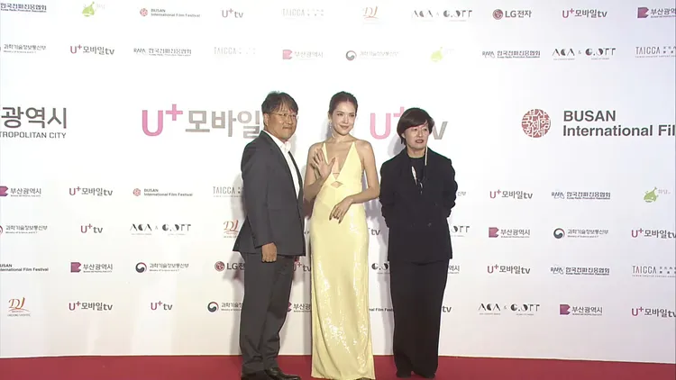 擔任頒獎人的許瑋甯（中）以鵝黃色深V禮服登場。翻攝BIFF YouTube