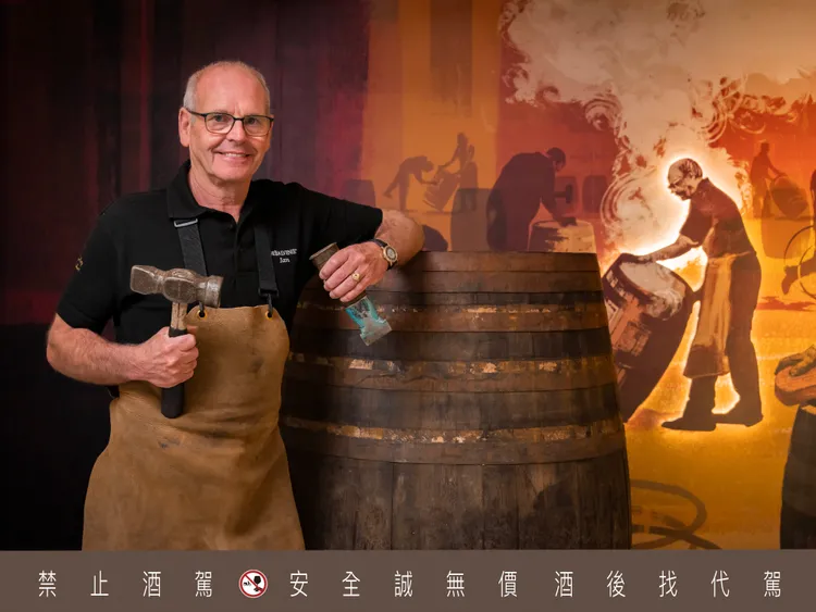 百富首席桶匠Ian McDonald 在百富酒廠任職超過50年 帶領百富專屬桶匠團隊。圖／格蘭父子提供