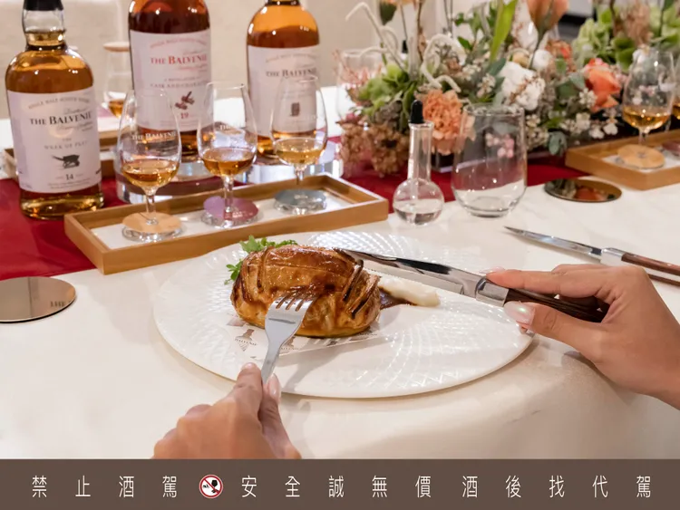 主菜「橡木桶威靈頓」用最經典全手作的威靈頓牛排呈現最純粹的匠人心藝。圖／格蘭父子提供