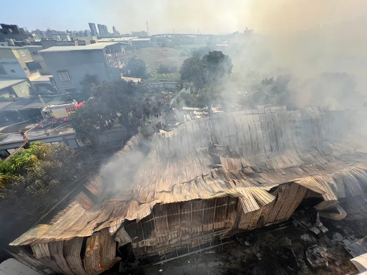 現場鐵皮塌陷，竹市消防局提供