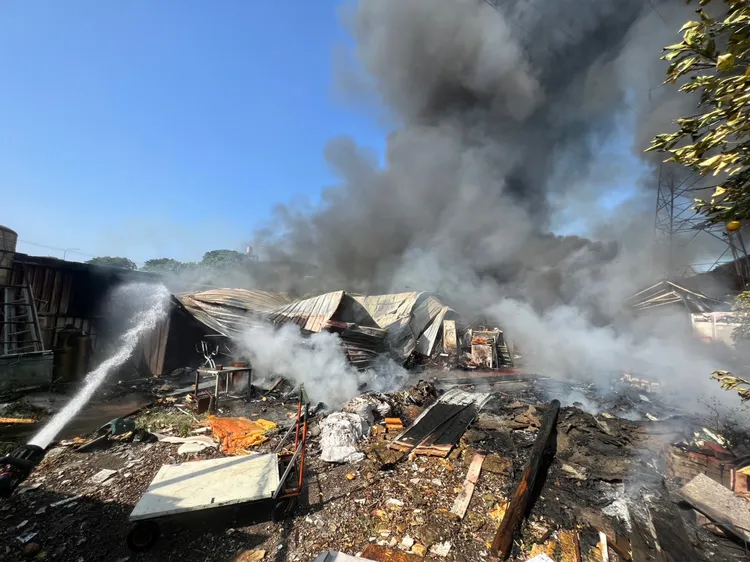 消防人員出水灌救。竹市消防局提供