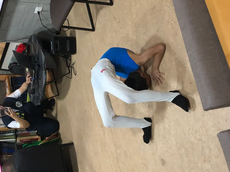 陳睿彬於現場小露身手表演「倒立行走」。翻攝畫面