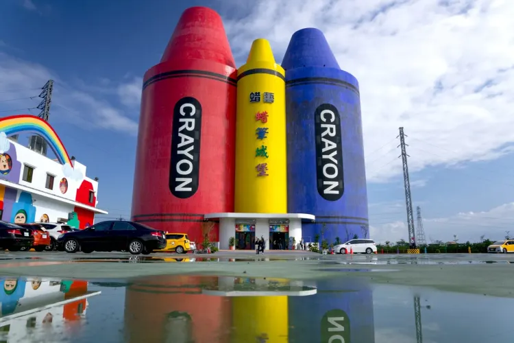 家長認為宜蘭也很不錯。圖為宜蘭蜡藝蜡筆城堡。業者提供
