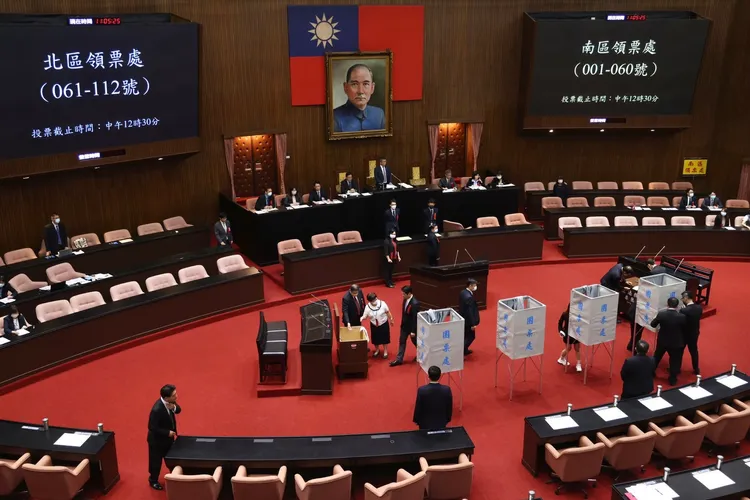 中選會委員5名被提名人同意權案投票，藍黨團拒絕進場投票。林林攝