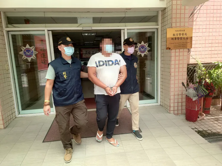 嫌犯移送。航警局提供