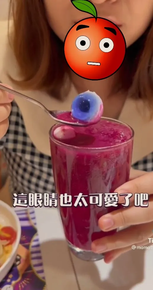 蝶豆花眼珠果凍火龍果冰沙。TikTok@momo19911224 / IG：momo19911224 提供