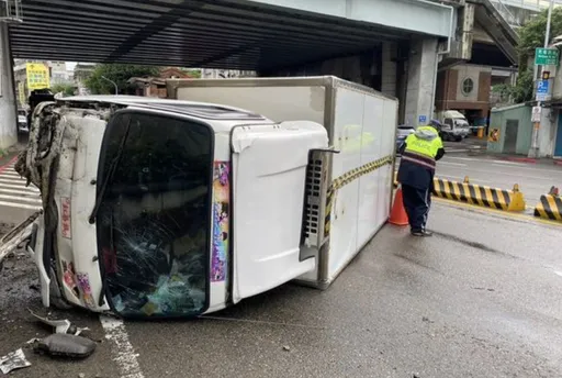 跟小犬無關!貨車司機過彎恍神撞路緣石翻覆 後方3車急煞險釀連環撞