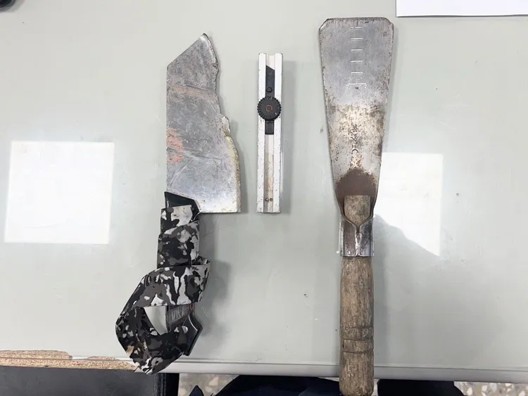 警方扣下男子持有的雙刀和身上找到的美工刀。平鎮警分局提供