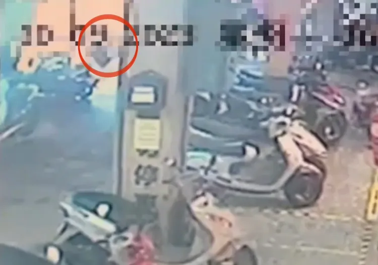 街口監視器拍到冷氣機墜落的一瞬間。翻攝畫面