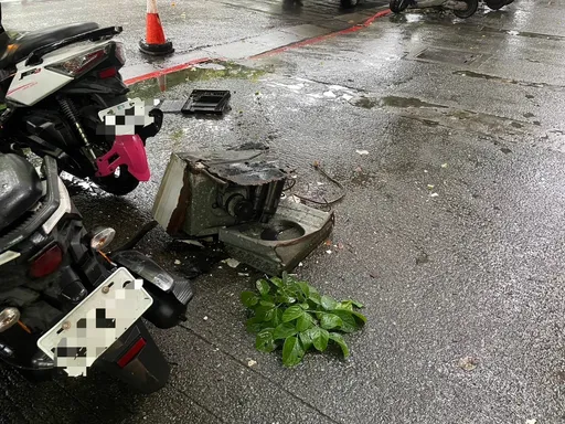 又見冷氣從天降!這次是北市忠孝東路舊公寓 砰!3樓墜人行道整個解體
