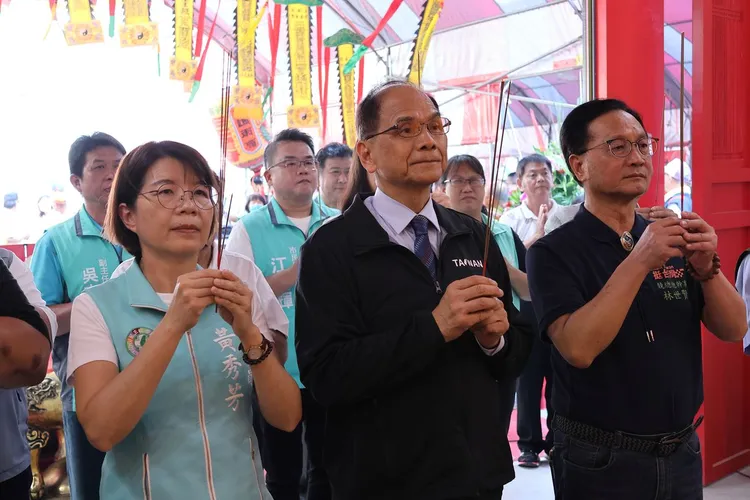 彰化南瑤宮今天舉辦重修出火儀式，立法院長游錫堃在立委黃秀芳等人陪同下前來參拜。黃秀芳服務處提供
