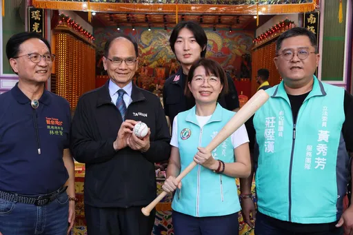 游錫堃彰化南瑤宮參拜 贈球棒力挺黃秀芳!盼綠營4女將全壘打