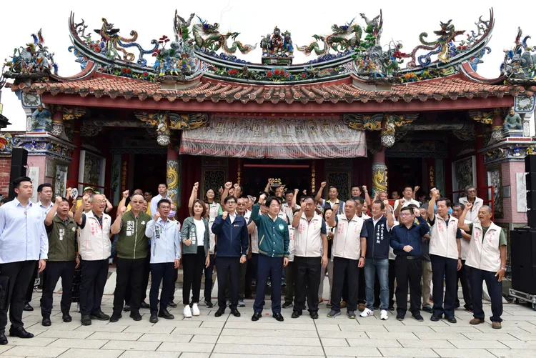 賴清德今日在高雄旗美地區拜票，輔選立委參選人。翻攝畫面