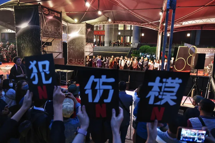 《模仿犯》粉絲舉牌助陣。林林攝