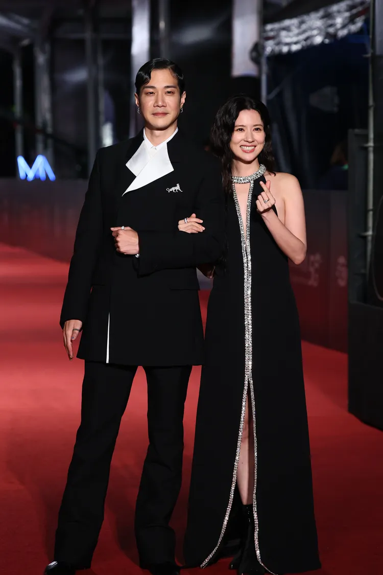 薛仕凌（左）和林予晞攜手走紅毯。彭欣偉攝