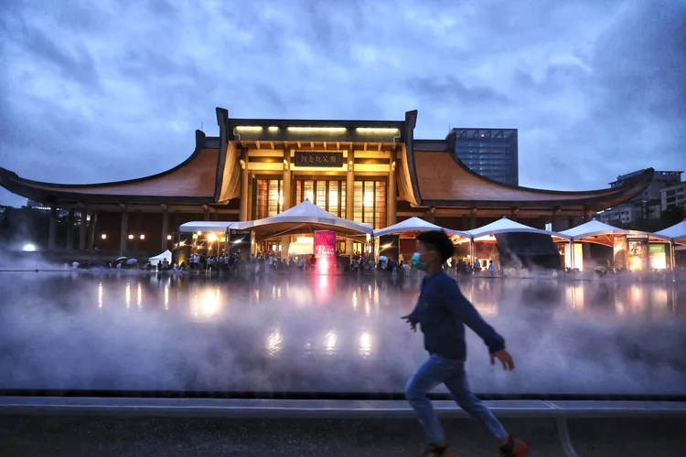 國父紀念館雨霧氳氤。林林攝