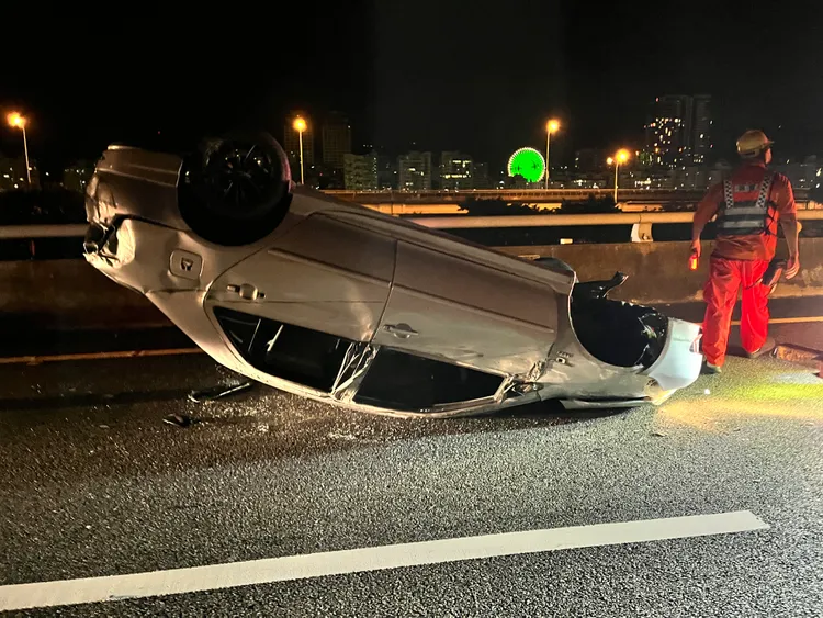 周男翻車後自行脫困送醫無大礙。翻攝畫面