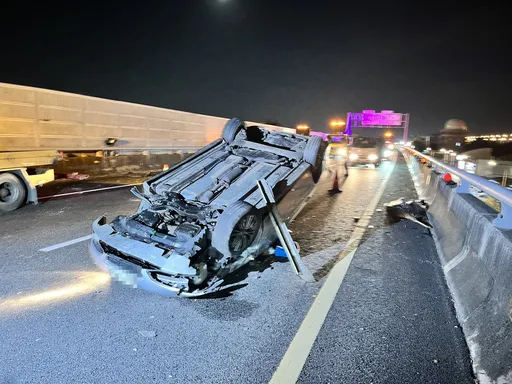國1內湖段深夜3車追撞 這輛翻覆最慘!駕駛做了這事保命脫困