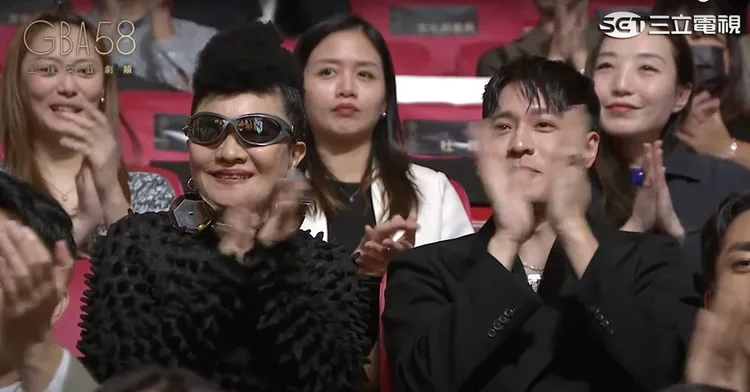 比莉周湯豪母子鼓掌肯定彭佳慧的唱功。翻攝三立電視ＹＴ截圖
