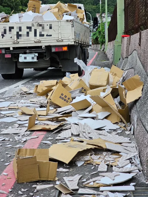 冒失駕駛車上磁磚掉滿地　樹林警變身「清潔隊」速解危