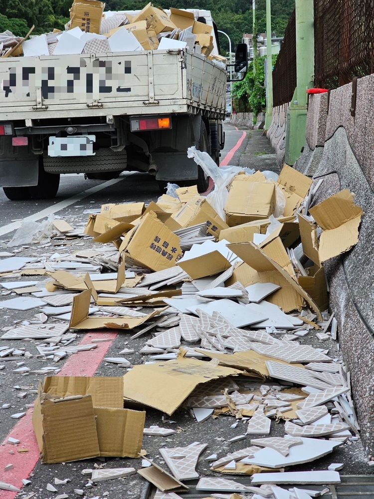 冒失駕駛車上磁磚掉滿地 樹林警變身「清潔隊」速解危|壹蘋新聞網