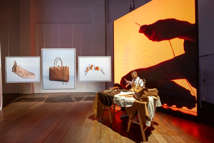 Tim Walker回顧品牌標誌性產品的製造工序。品牌提供