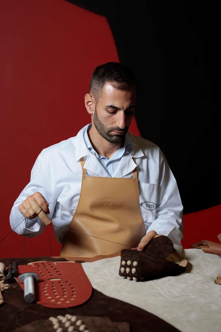 工匠現場示範豆豆鞋和Di Bag製作工序。品牌提供